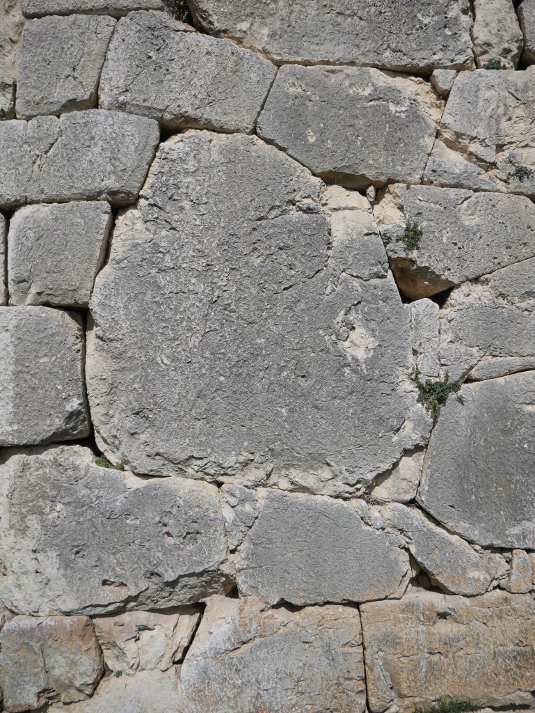 amelia-mura-poligonali Mura poligonali di Amelia, dettaglio con pietra con 13 angoli