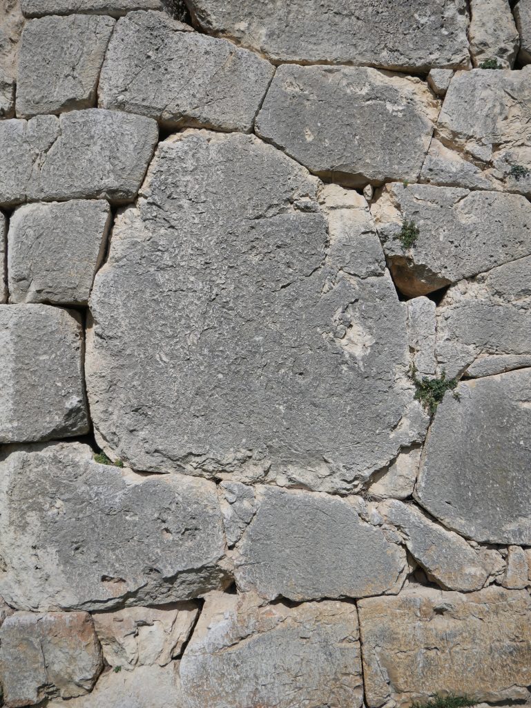 Mura poligonali di Amelia, dettaglio con pietra con 13 angoli