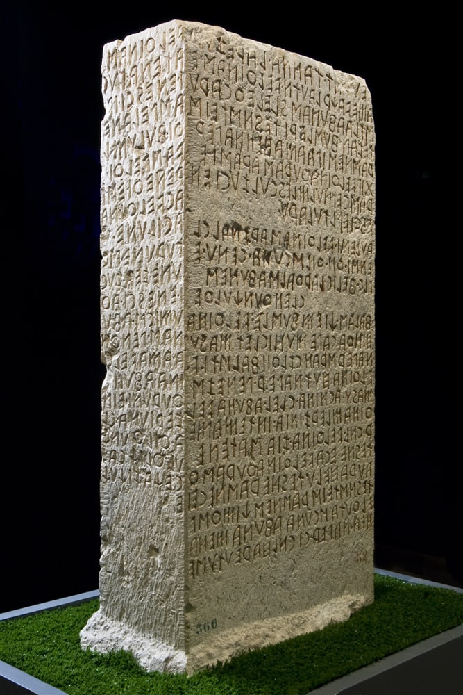 cippo di Perugia scrittura etrusca