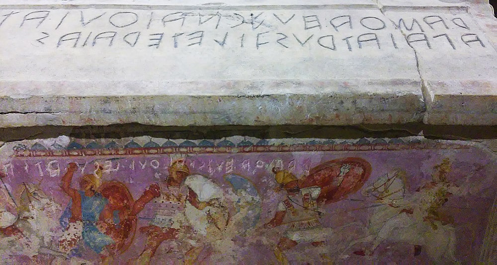 Dettaglio del sarcofago delle Amazzoni con incisione in lingua etrusca