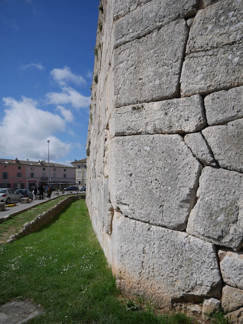 Umbria antica-Amelia-mura poligonali 2