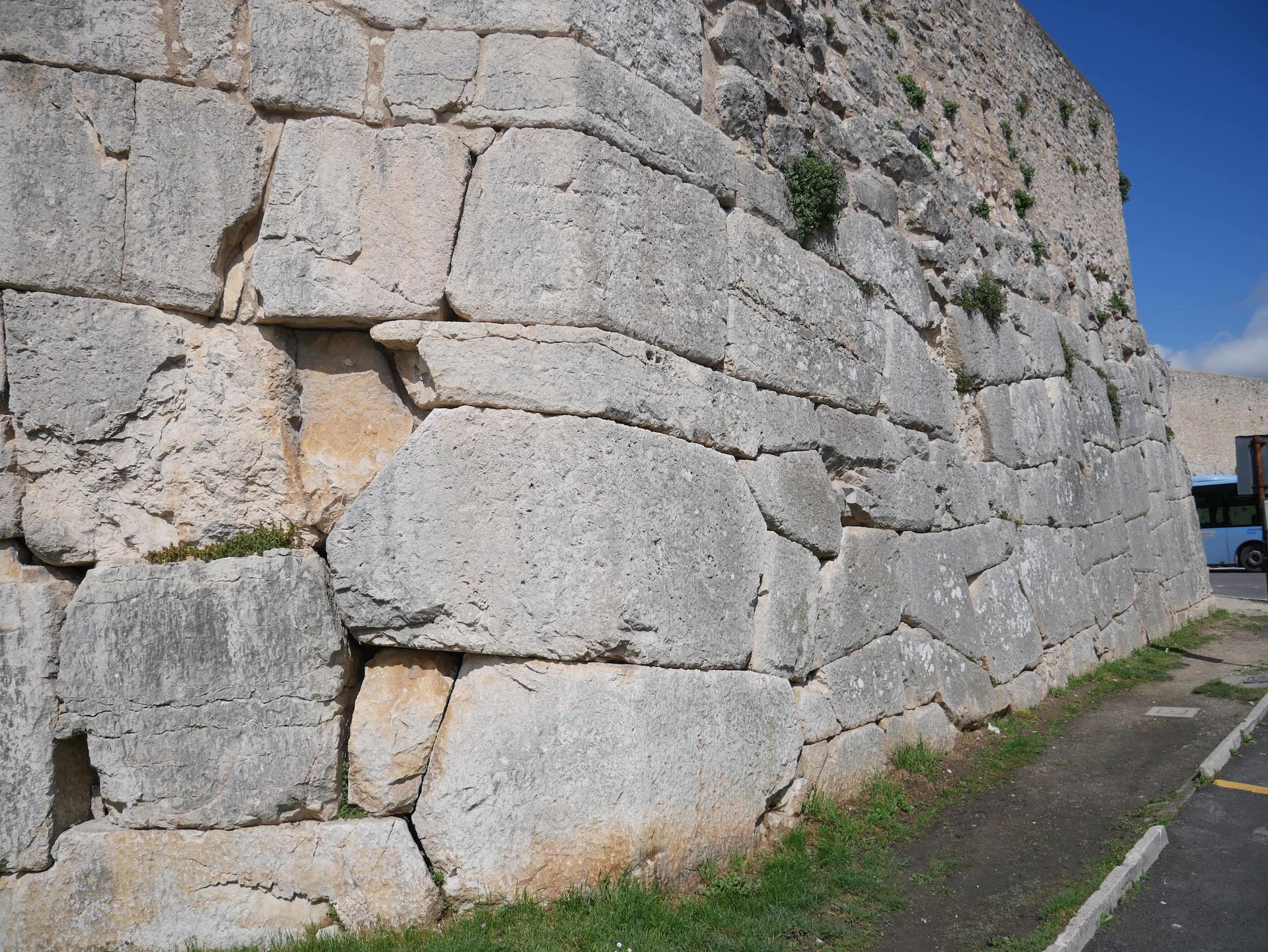 Mura poligonali, dettaglio delle pietre angolari
