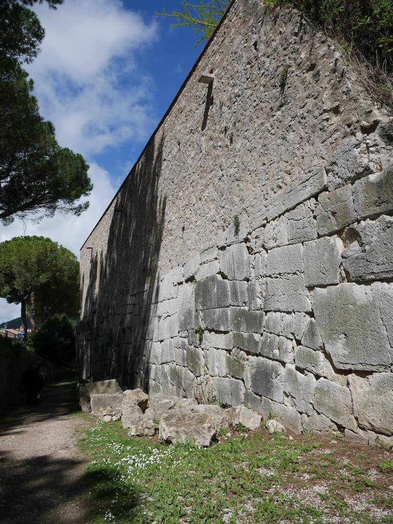 Mura poligonali di Amelia e stratificazione medievale (in alto) nel tratto di camminamento verso i Giardini d'Inverno