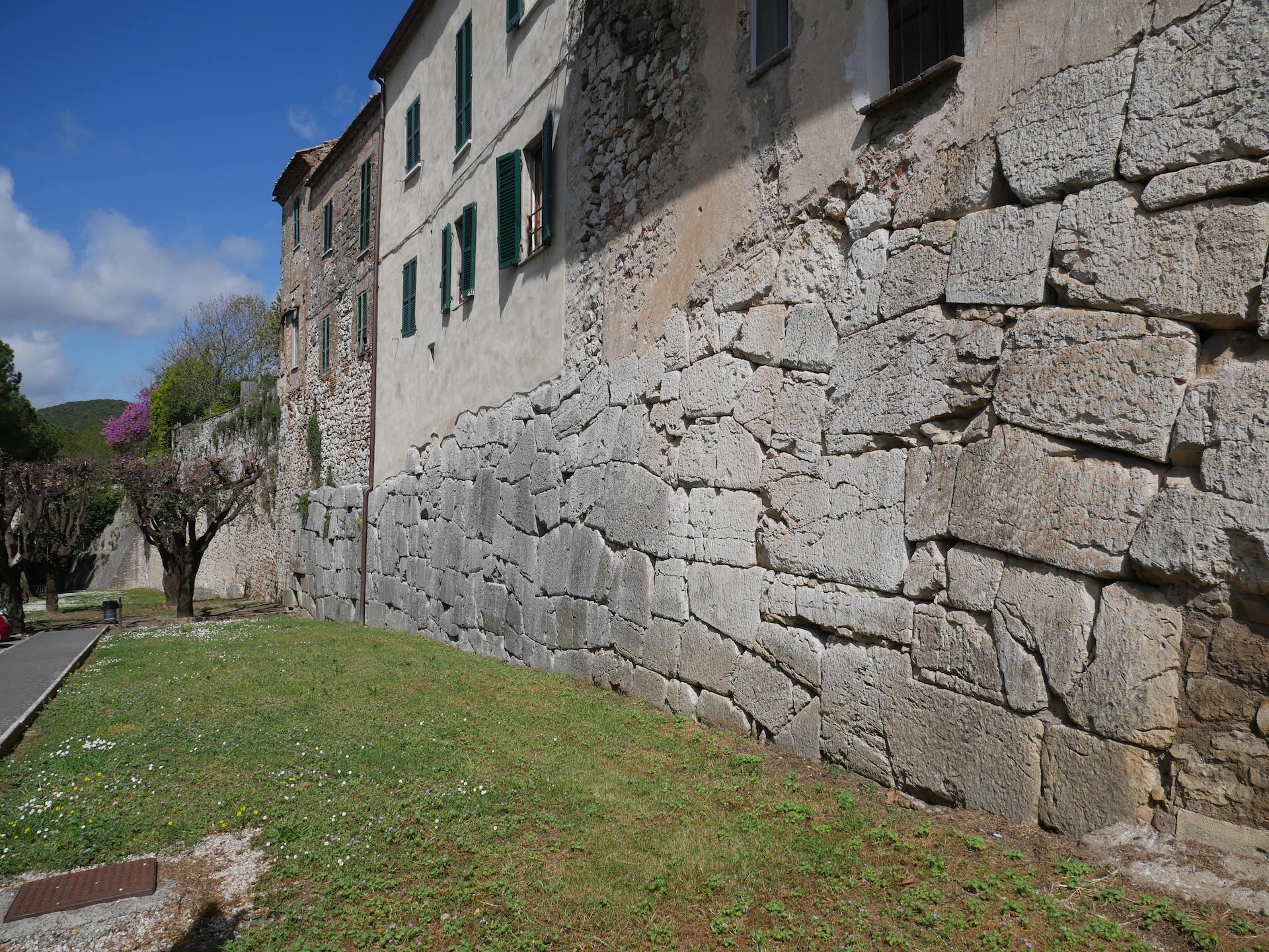 Mura poligonali e stratificazioni storiche visibili lungo via del Mattatoio 