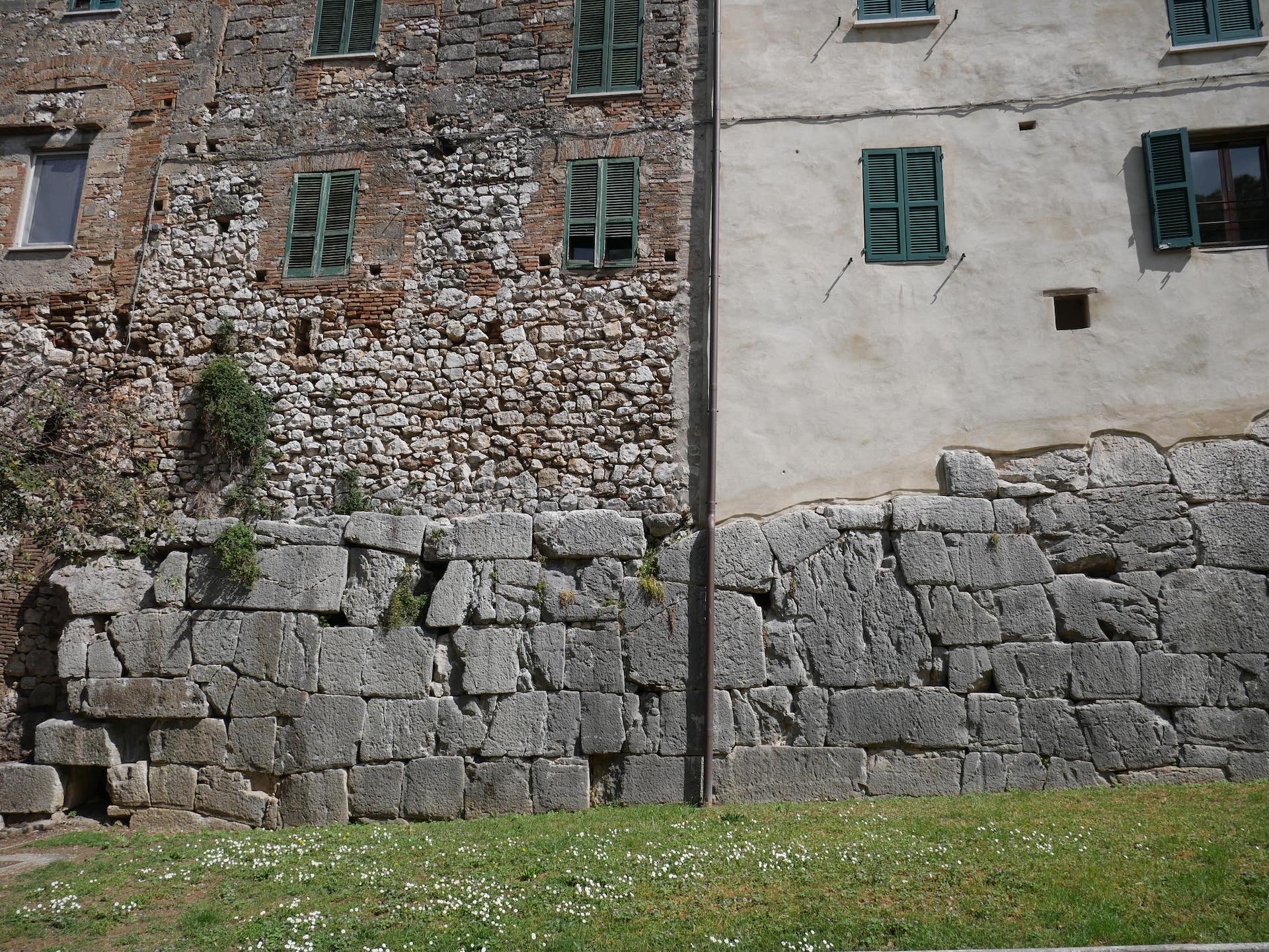 Stratificazioni storiche delle mura 