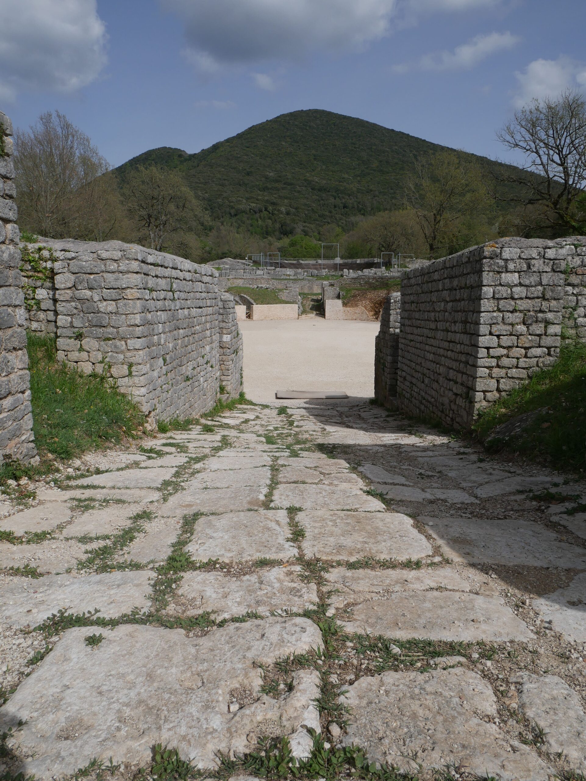 Carsulae-ingresso-anfiteatro2-min Umbria antica-Amelia-mura poligonali e stratificazioni storiche 2