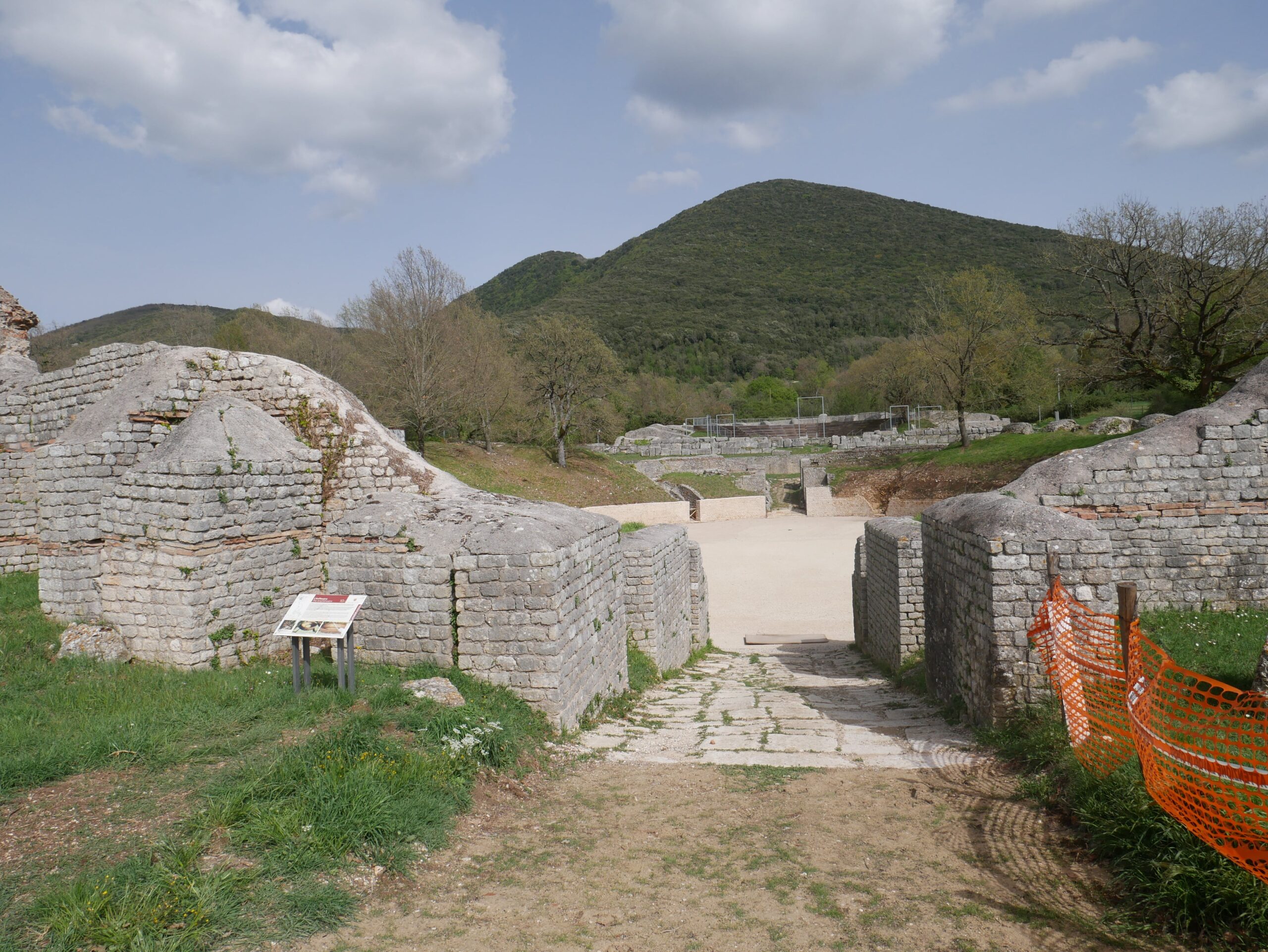 Carsulae-ingresso anfiteatro3-min ingresso anfiteatro