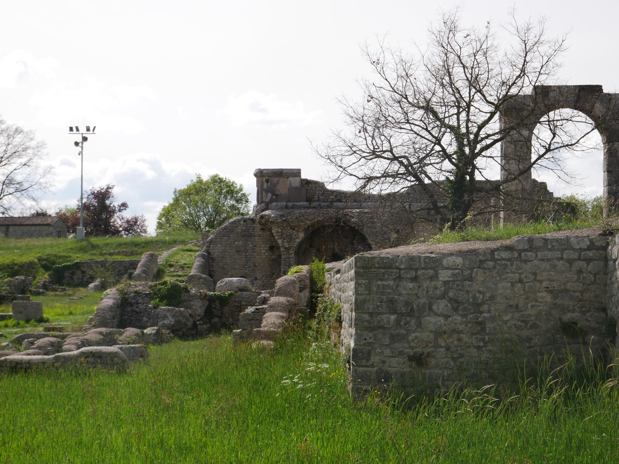 Carsulae-sito-min Umbria antica-Amelia-riuso materiali nelle mura