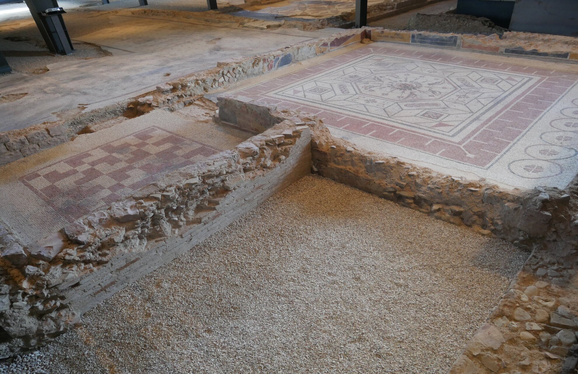Villa dei Mosaici di Spello, i due ambienti della stanza del mosaico geometrico e della stanza del sole radiante