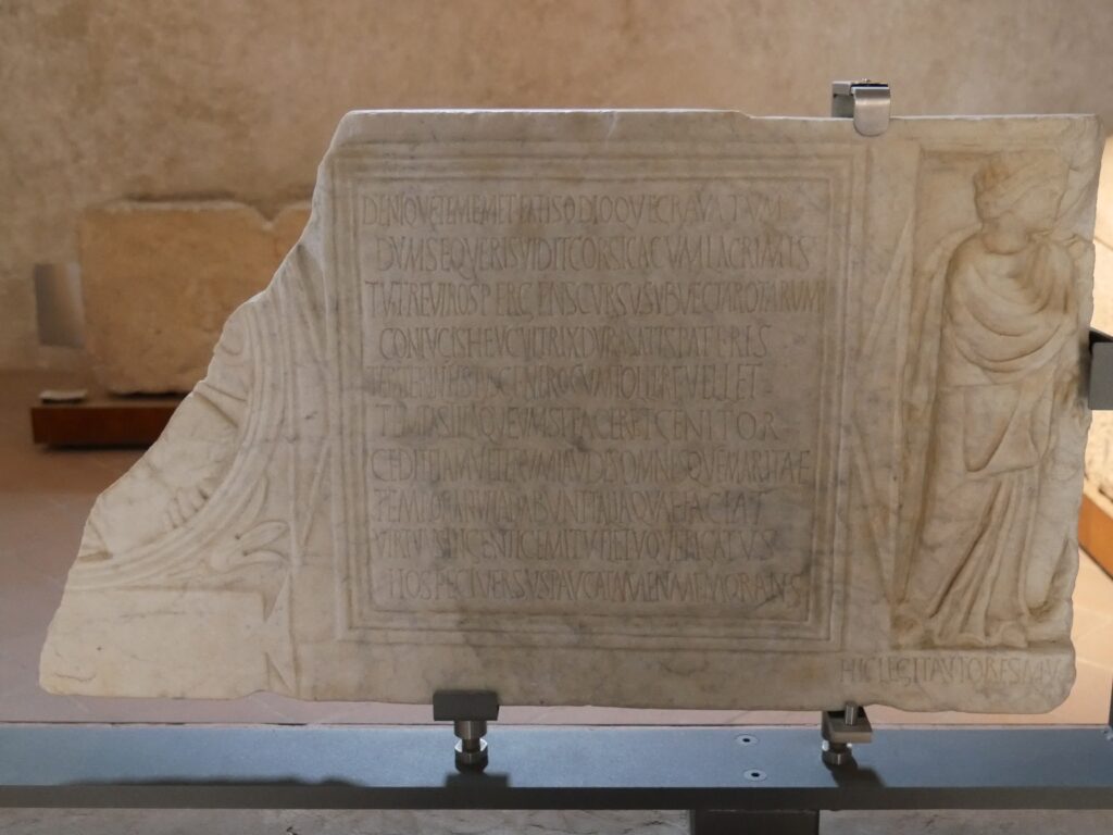 Museo Nazionale del Ducato di Spoleto, lapide funeraria con iscrizione latina