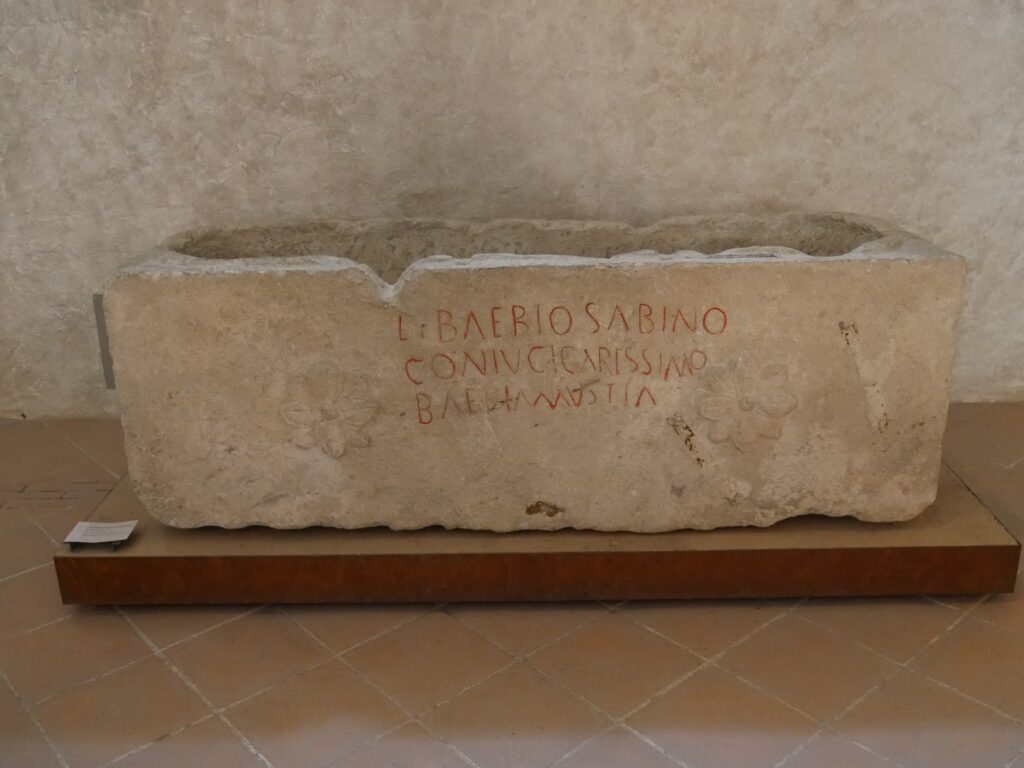 Museo Nazionale del Ducato di Spoleto, sarcofago con iscrizione in porpora