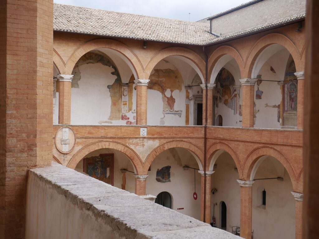 Dettaglio del loggiato del Cortile d'Onore della Rocca Albornoz (Spoleto)