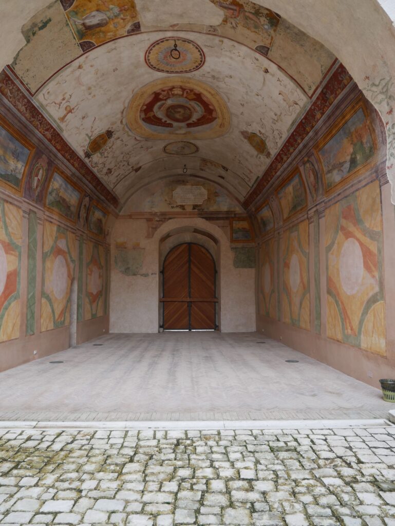 Fornice affrescato nel cortile d'Onore della Rocca Albornoz (Spoleto)
