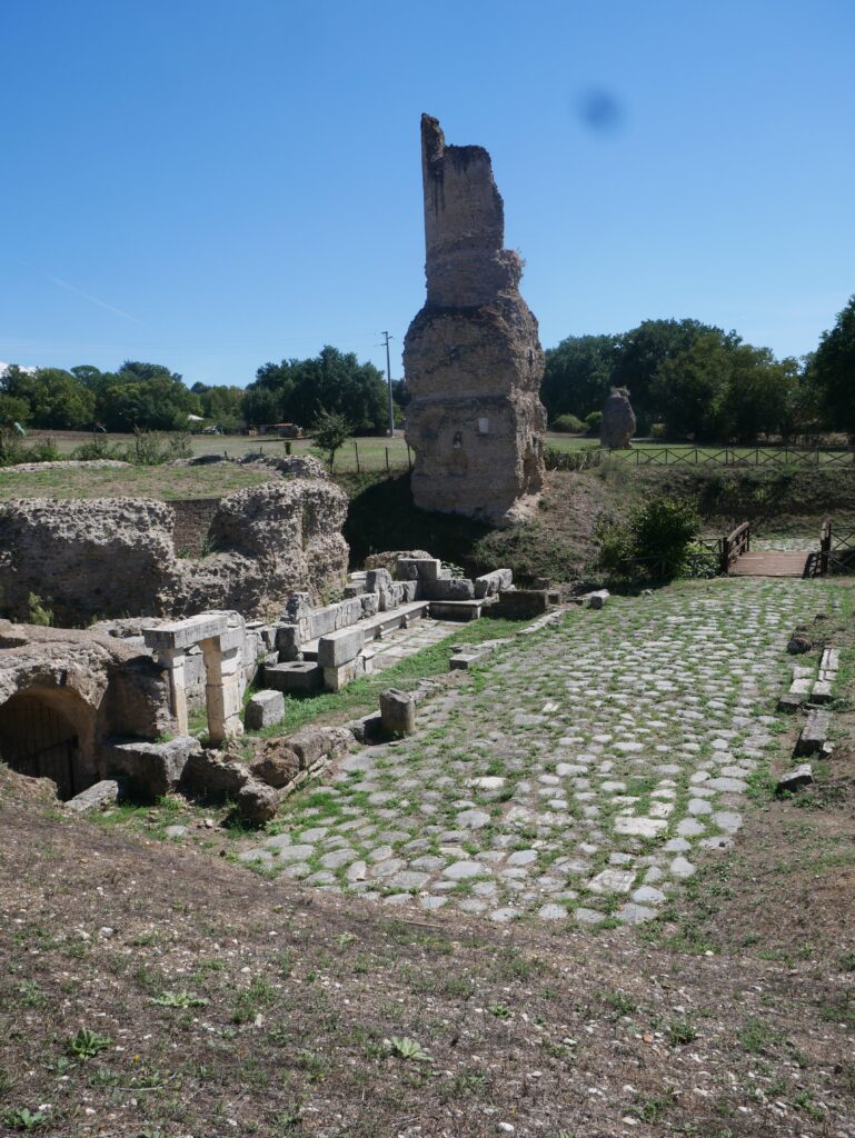 Area archeologica di Ocriculum, con via Flaminia e monumento funebre rotondo 