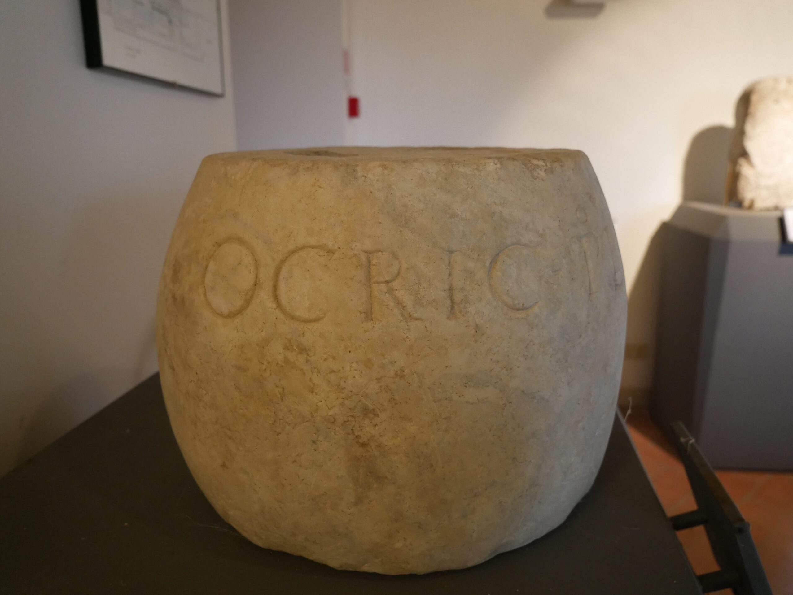 Antiquarium San Fulgenzio, peso per il legno con epigrafe che riporta il nome della città Ocriculum