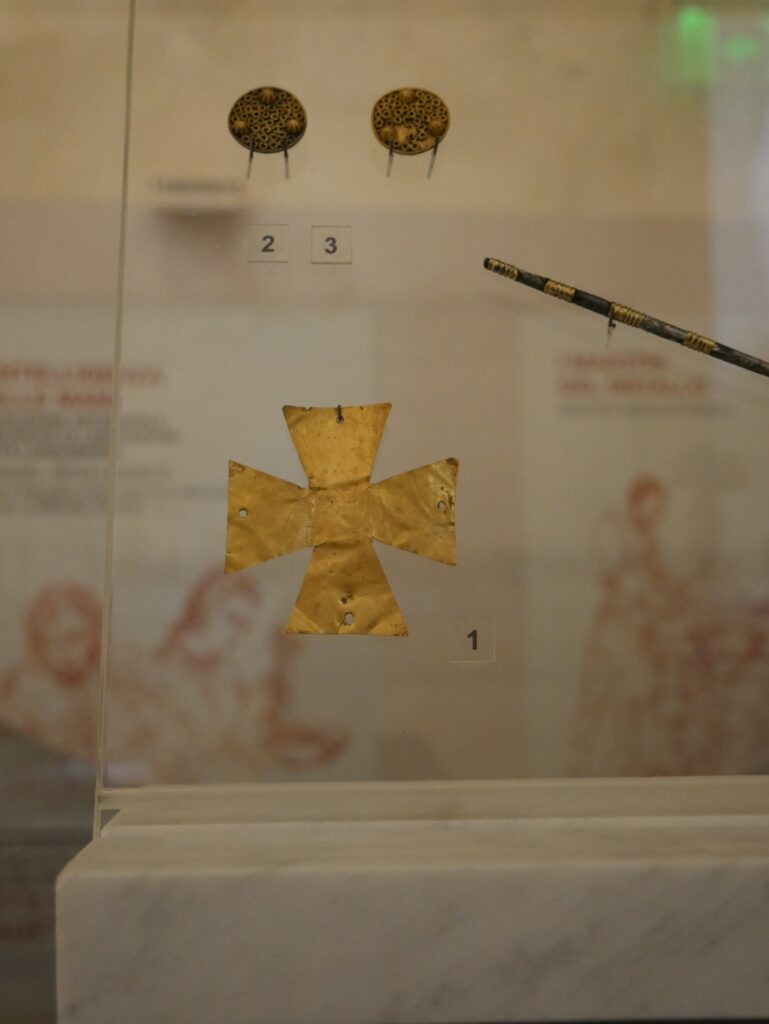 Dettaglio veste longobarda. Museo Nazionale del Ducato di Spoleto